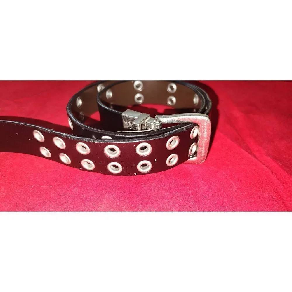 Levi's reversible brown/black belt grommets Size M 26-28. Some wear.